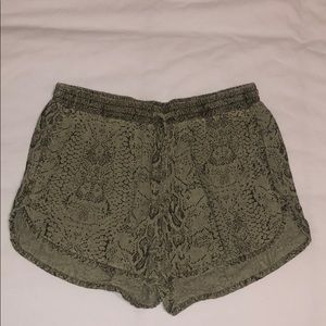 Sporty Short in Oakmoss